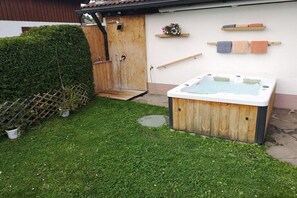 Bañera de hidromasaje al aire libre