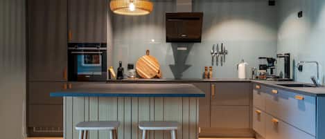 Wasserkocher mit Kaffee-/Teezubehör, Kühlschrank, Mikrowelle, Ofen