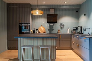 Fridge, microwave, oven, dishwasher - Modern Apartment close to Leknes (Leknes)