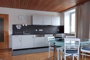Wasserkocher mit Kaffee-/Teezubehör, Kühlschrank, Mikrowelle, Ofen