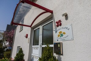 Ein Gebäude mit einem Schild, auf dem '35 AUS FLORA' steht, und einem KeyJoy-Schloss-System.