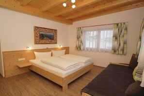 2 Schlafzimmer, Reisekinderbett, kostenloses WLAN, Bettwäsche