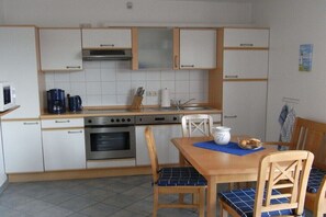 Wasserkocher mit Kaffee-/Teezubehör, Kühlschrank, Mikrowelle, Ofen