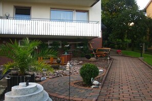 Property grounds - Holiday apartment in Polle with swimming pool (Polle)