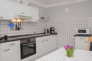 Private kitchen - Holiday apartment in Polle with swimming pool (Polle)