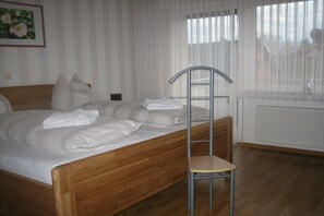 Iron/ironing board, free WiFi, bed sheets - Holiday apartment in Polle with swimming pool (Polle)