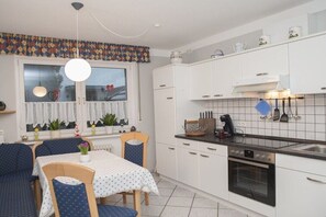 Fridge, microwave, oven, stovetop - Holiday apartment in Polle with swimming pool (Polle)