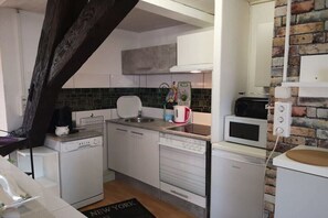 Wasserkocher mit Kaffee-/Teezubehör, Kühlschrank, Mikrowelle, Ofen