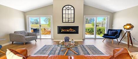 TV, fireplace