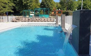 Pool - Mobile Home in Auvergne (Besse-et-Saint-Anastaise)