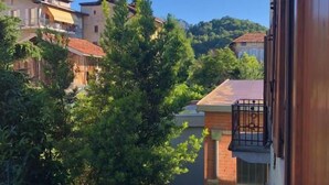 Zona residencial con edificios, un árbol y una barandilla de madera.