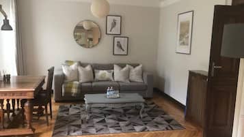 Deluxe Triple Room, Balcony, Garden View | Living area