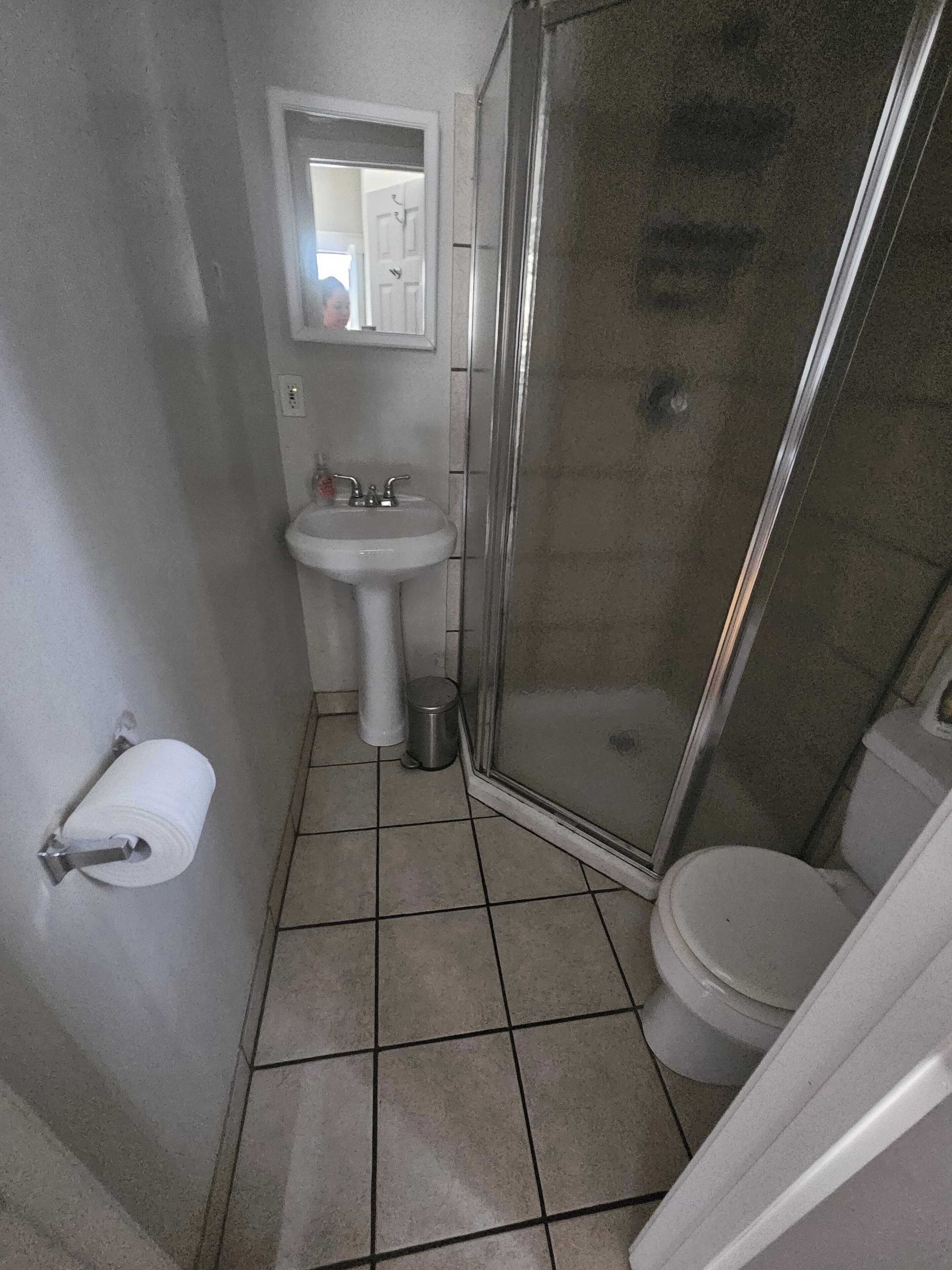 Douche, séchoir à cheveux, serviettes fournies, savon