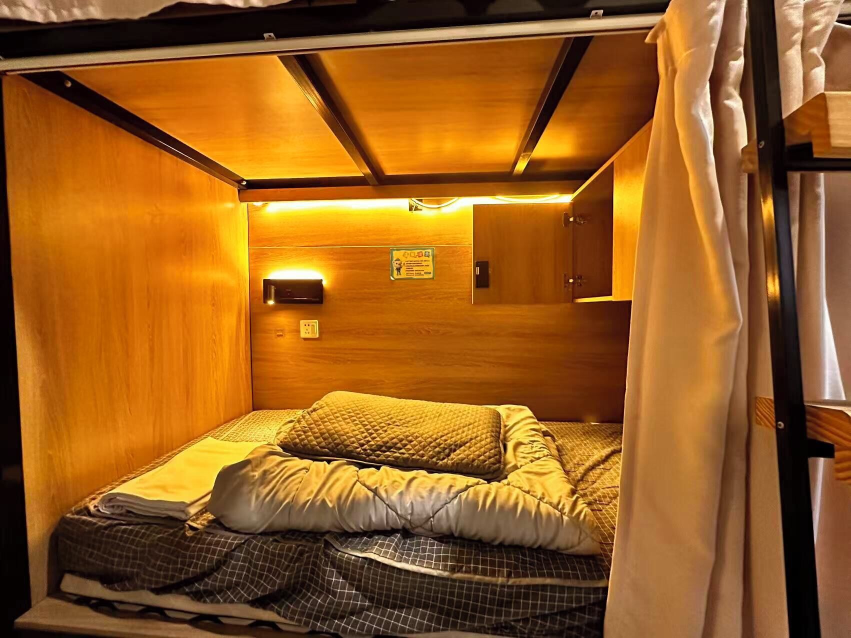 WiFi (free), bed sheets