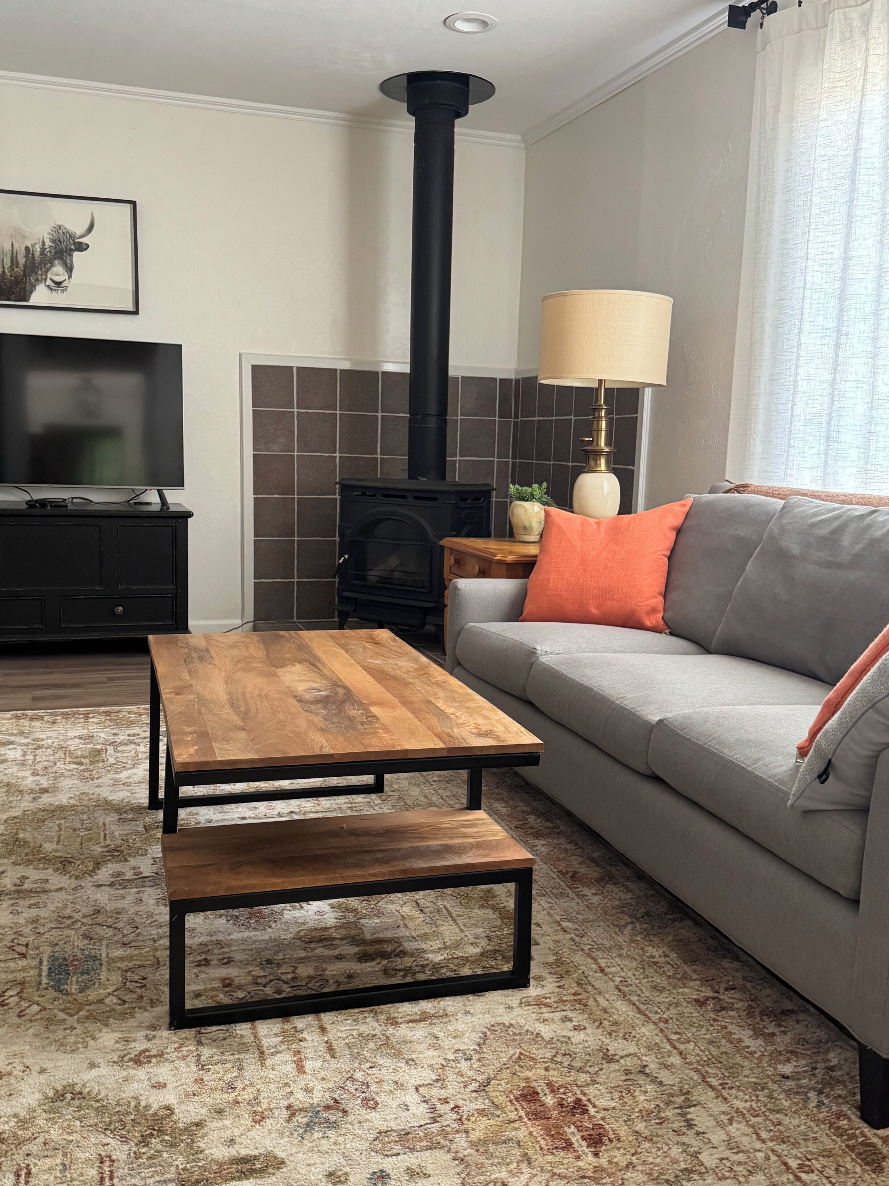 Smart-TV, Kamin, Bücher, Stereoanlage