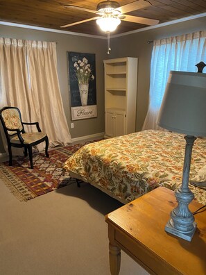 3 bedrooms, desk, iron/ironing board, free WiFi