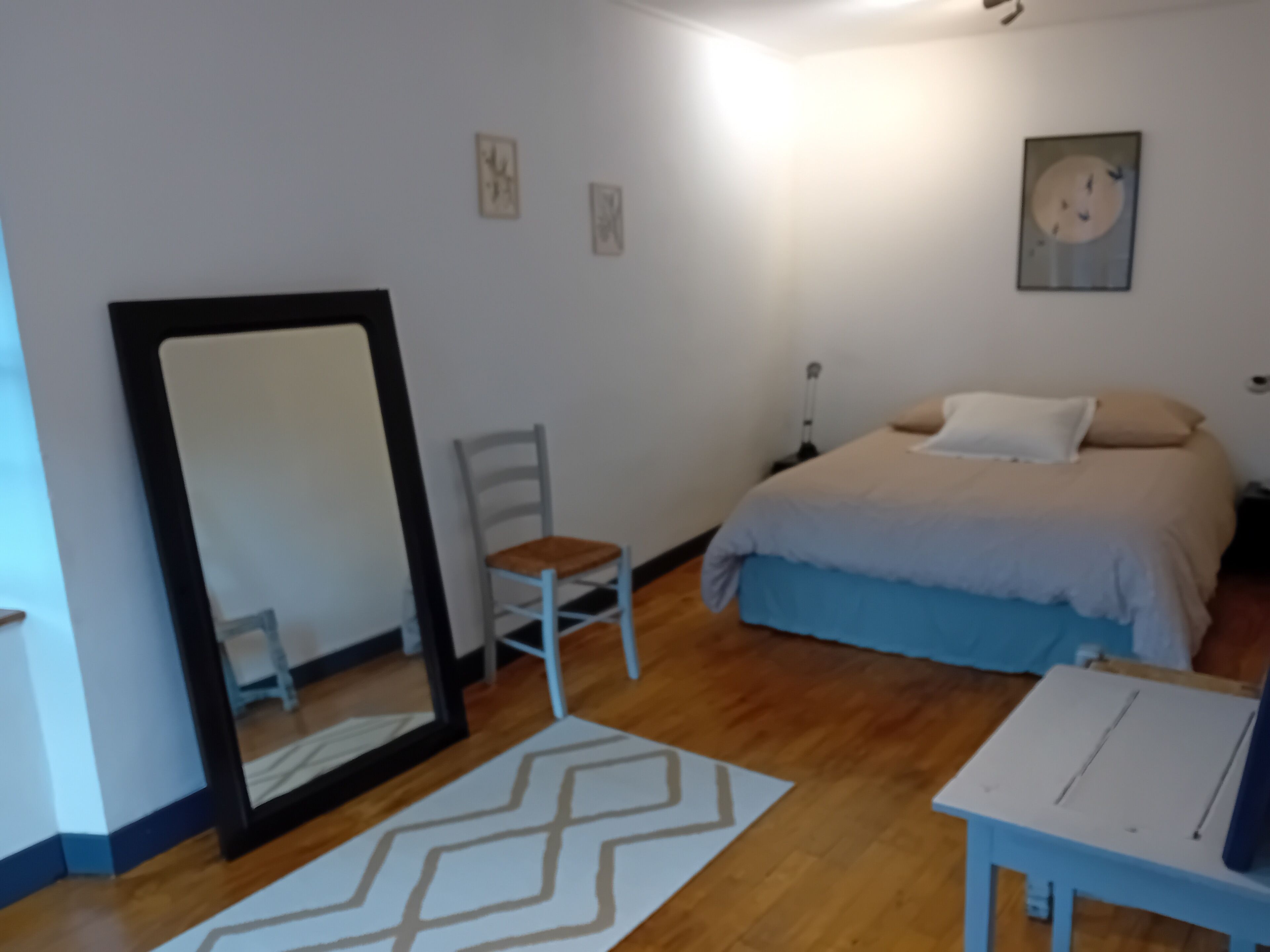 2 dormitorios, tabla de planchar con plancha, ropa de cama