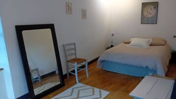 2 dormitorios, tabla de planchar con plancha, ropa de cama