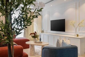Familieleilighet, balkong, byutsikt | Oppholdsområde