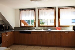 Coffee/tea maker, fridge, microwave, oven - Holiday apartment in Todtnau with Wi-Fi (Todtnau)