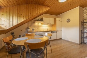 Wasserkocher mit Kaffee-/Teezubehör, Kühlschrank, Mikrowelle, Ofen