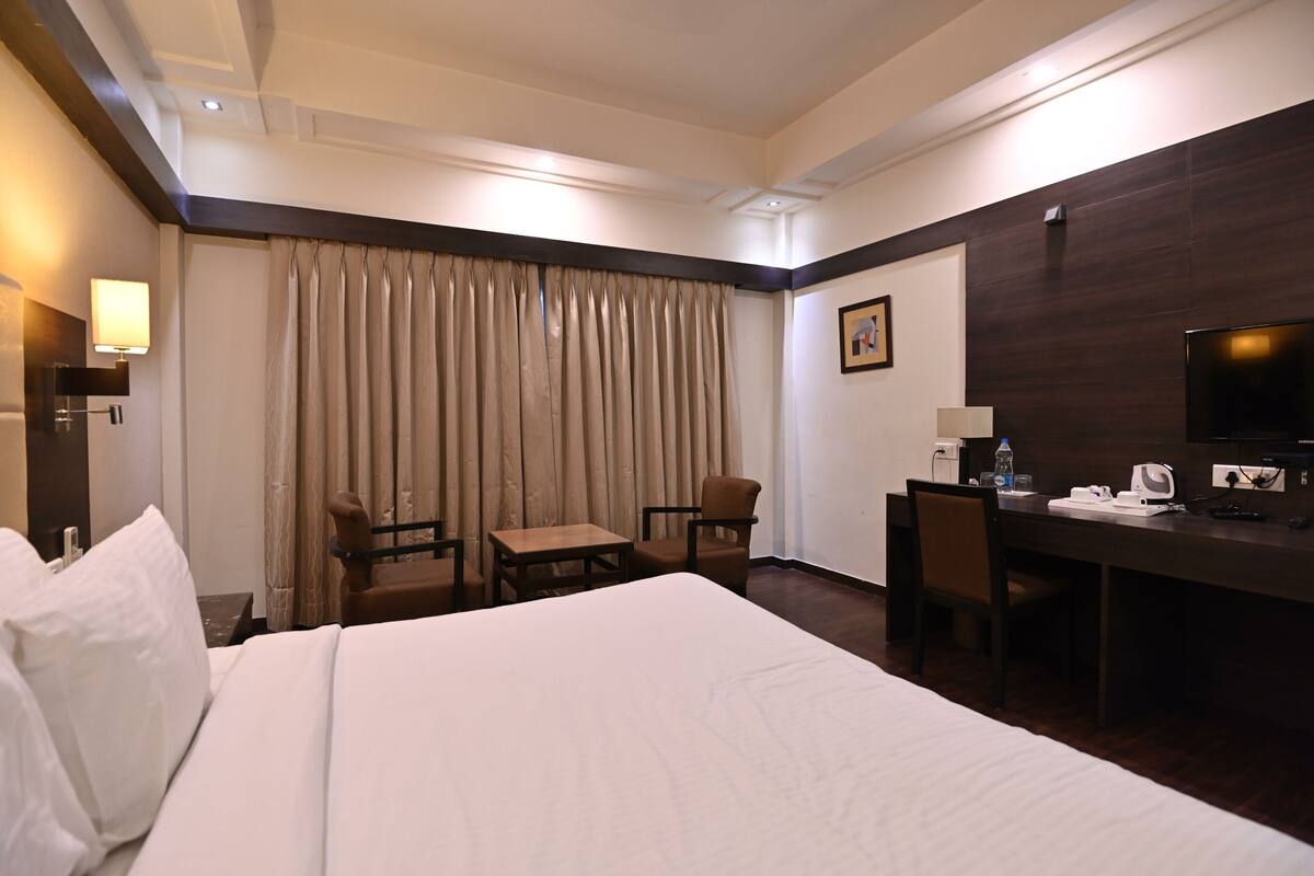 Deluxe Room | Desk, laptop workspace, iron/ironing board, free WiFi