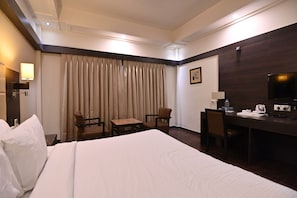 Desk, laptop workspace, iron/ironing board, free WiFi - Hotel Meera Palace (Kanpur)