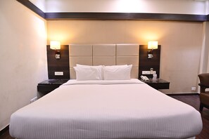 Desk, laptop workspace, iron/ironing board, free WiFi - Hotel Meera Palace (Kanpur)