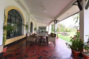 Outdoor dining - Hotel Meera Palace (Kanpur)