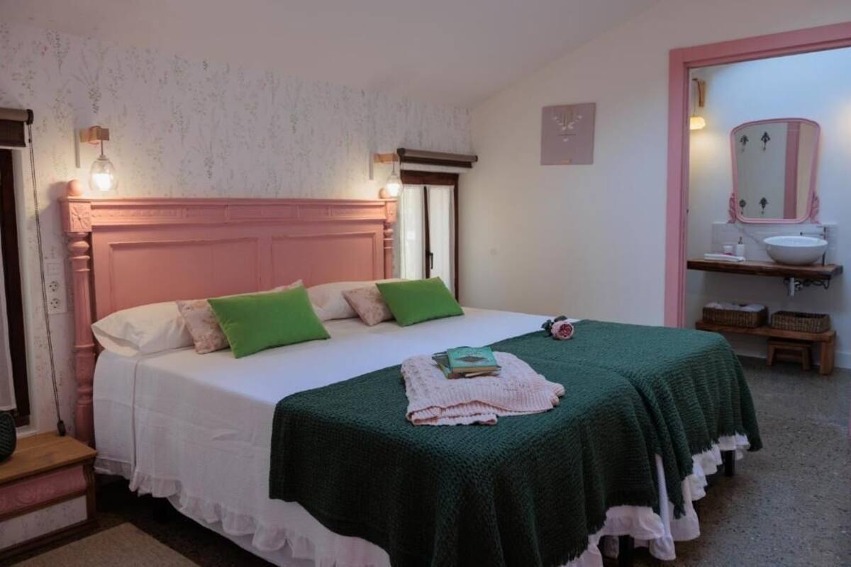 Habitación 1 - Rosa | Blackout curtains, soundproofing, iron/ironing board, free WiFi