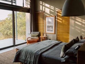 Luxe villa, uitzicht op rivier | Een kluis op de kamer, geluiddichte muren, een strijkplank/strijkijzer