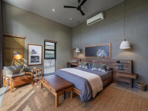 Luxe villa, uitzicht op rivier | Een kluis op de kamer, geluiddichte muren, een strijkplank/strijkijzer