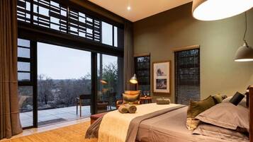 Villa de lujo, vistas al río | Caja fuerte, sistema de insonorización, tabla de planchar con plancha