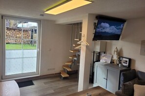 Smart-TV, Kamin, Stereoanlage