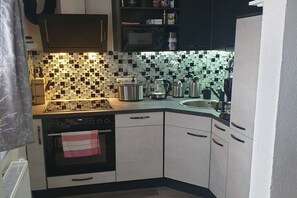 Een koelkast, een microgolfoven, een oven, een kookplaat
