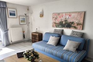 Televisor intel·ligent, llar de foc, llibres i estèreo 