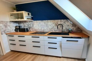 Kühlschrank, Mikrowelle, Ofen, Herdplatte