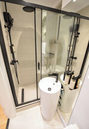 Bathroom - Twin II Apartment - One Bedroom - Cismigiu Gardens (București)
