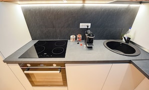 Wasserkocher mit Kaffee-/Teezubehör, Kühlschrank, Mikrowelle, Ofen