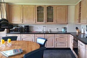 Coffee/tea maker, fridge, microwave, oven - Holiday home at the High Fens (Monschau)