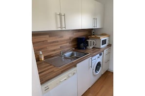 Wasserkocher mit Kaffee-/Teezubehör, Kühlschrank, Mikrowelle, Ofen