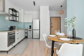 Frigorífico, horno, placa de cocina y lavavajillas