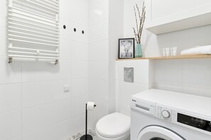 Shower, hair dryer, towels, shampoo - Stylish Apartment with Balcony & Workspace | Parking (Gdańsk)
