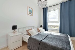 Desk, iron/ironing board, travel cot, WiFi - Stylish Apartment with Balcony & Workspace | Parking (Gdańsk)