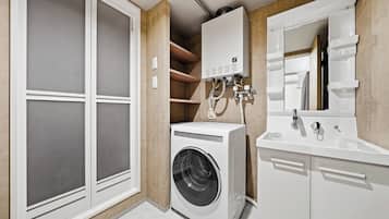 Apartment | Bathroom | Combined shower/tub, free toiletries, hair dryer, slippers