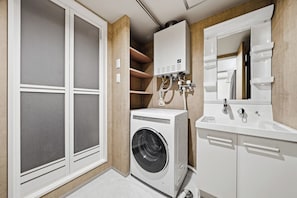 Apartment | Bathroom | Combined shower/bathtub, free toiletries, hair dryer, slippers - BIBO OTARU 1002 (Otaru)