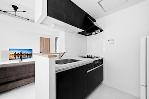 Apartamento | Cozinha privada | Micro-ondas, cooktop, panela elétrica de arroz, forno com torradeira