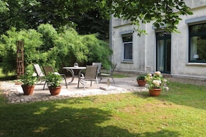 Outdoor dining - Holiday apartment with 2 bedrooms (Gut Warringholz)