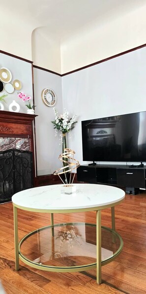 Interior - Spacious & Renovated 3BR/2BA Full Kitchen. Steps from McCormick Place & the Loop (Chicago)