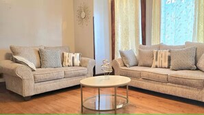 Living area - Spacious & Renovated 3BR/2BA Full Kitchen. Steps from McCormick Place & the Loop (Chicago)